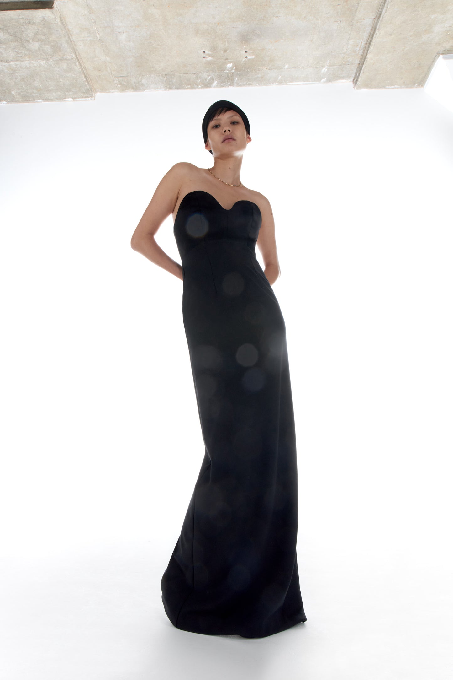 ROUND THE BEND STRAPLESS COLUMN