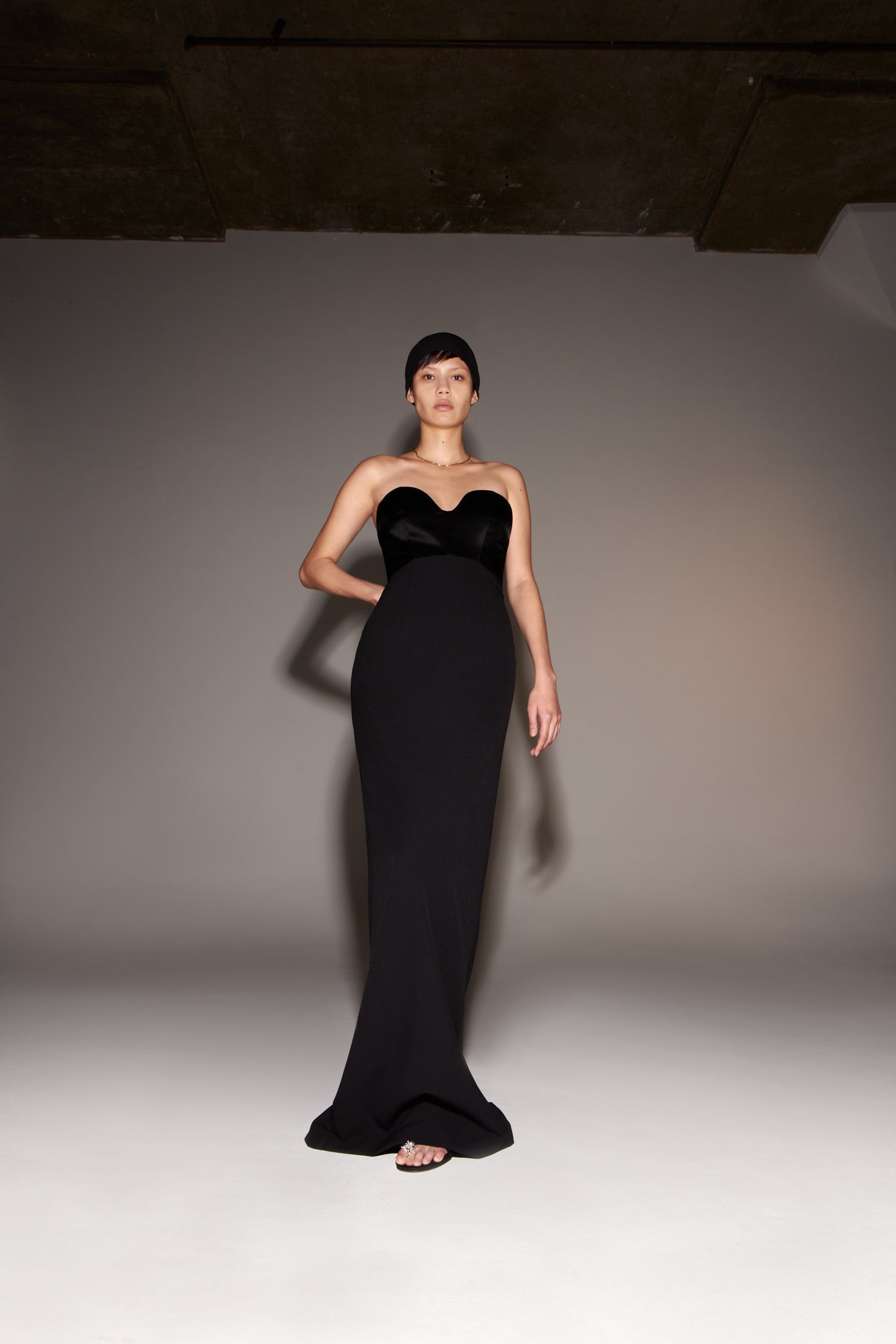 ROUND THE BEND STRAPLESS COLUMN